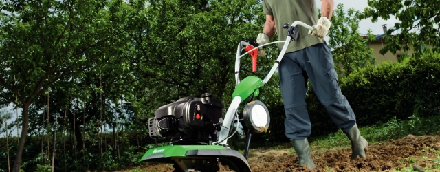 Moderne Motorhacken helfen, den Gartenboden für das Gemüsebeet zu lockern und vorzubereiten